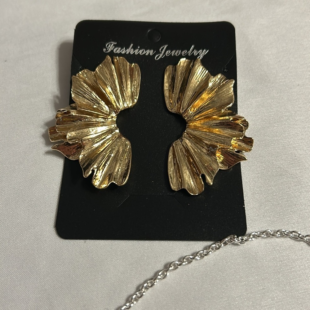 Elegant Gold and Silver Necklaces with Intricate Designs Lot #1 - Picture 3 of 6